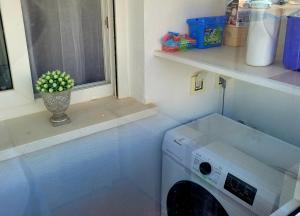 a washing machine in a kitchen with a window at JARDIN 8 JOZMAR in Alhama de Murcia