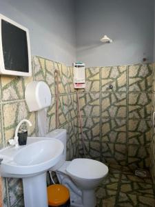 y baño con aseo y lavamanos. en Discovery hostel en Manaos