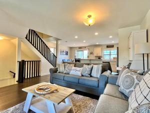 Posezení v ubytování Perfect base Invermere 3bd townhouse mt views with garage