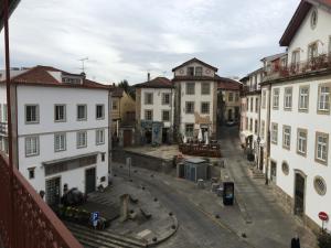 una vista di una strada cittadina con edifici di Apartamento, Praça Dom Duarte 8, Viseu, Portugal a Viseu