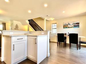 Fotografie z fotogalerie ubytování Perfect base Invermere 3bd townhouse mt views with garage v destinaci Invermere