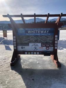 Perfect base Invermere 3bd townhouse mt views with garage v zimě