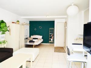 een woonkamer met een groene accentmuur bij Willy Brandt Studios - Best Location in Tel Aviv