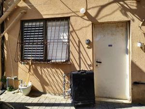 een gebouw met een deur naast een raam bij Willy Brandt Studios - Best Location in Tel Aviv