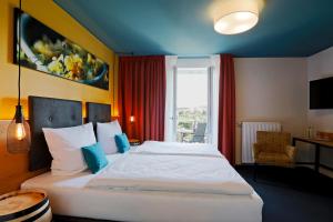 una camera d'albergo con un letto grande e una finestra di Casa Palatina a Grosskarlbach