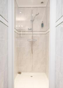 eine Dusche mit Glastür im Bad in der Unterkunft Lescoat-le petit paradis in Plestin-les-Grèves