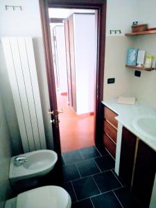 a bathroom with a toilet and a sink at Villa Maia in Neirone