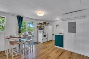 Η κουζίνα ή μικρή κουζίνα στο Firefly Cottage cabin