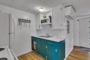 Η κουζίνα ή μικρή κουζίνα στο Firefly Cottage cabin