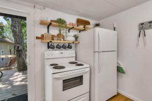 Η κουζίνα ή μικρή κουζίνα στο Firefly Cottage cabin