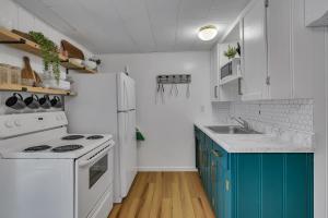 Η κουζίνα ή μικρή κουζίνα στο Firefly Cottage cabin