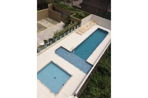 an overhead view of two swimming pools on a building at Lazer completo 150 mts praia - apto novo Maitinga in Bertioga