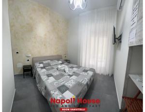 um quarto com 2 camas e uma janela em B&B Napoli House em Nápoles