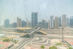 widok na miasto z wysokimi budynkami i autostradą w obiekcie skynest homes studio in JLT w Dubaju