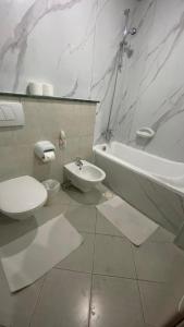 łazienka z toaletą, umywalką i wanną w obiekcie skynest homes studio in JLT w Dubaju