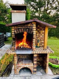 um forno de tijolos com um fogo dentro dele em La Villa Perroquet em Poncins