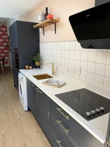 Kuchyň nebo kuchyňský kout v ubytování Redwing- free parking- Grade II listed- ground floor two bedrooms apartment