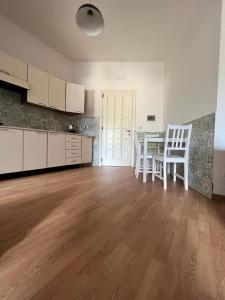 A kitchen or kitchenette at Casa di Charlie