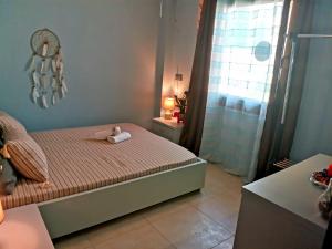 Un dormitorio con una cama con un osito de peluche. en Seaside mountain view Golden Mar villa, en Paránimfoi
