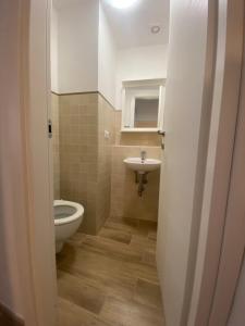La salle de bains est pourvue de toilettes et d'un lavabo. dans l'établissement La Chianca, à Putignano