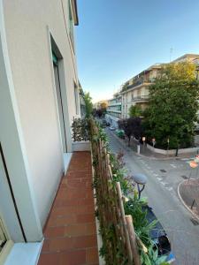 a brick walkway with plants on the side of a building at Venice -Mestre Rooms in Mestre