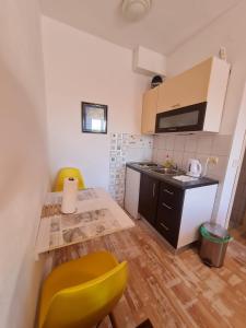 Kuchyňa alebo kuchynka v ubytovaní Apartmani Levarda