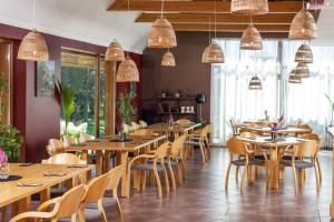Restaurace v ubytování Abzali Hotel and Restaurant with self check-in