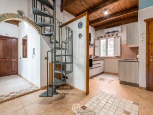 A kitchen or kitchenette at La Dama dei Fiori Apartment - Great Location
