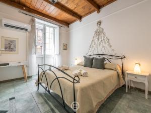 A bed or beds in a room at La Dama dei Fiori Apartment - Great Location