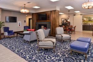 una sala de espera con sillas y chimenea en Appomattox Inn and Suites, en Appomattox