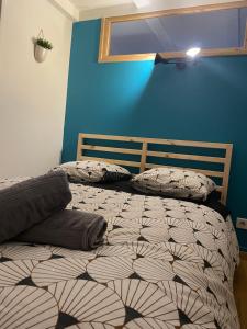 Posteľ alebo postele v izbe v ubytovaní Cosy Tournusien - Hyper Centre - BY PRIMO C0NCIERGERIE