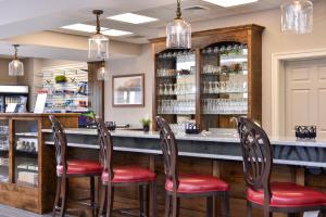 un bar con asientos rojos en un restaurante en Appomattox Inn and Suites, en Appomattox