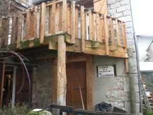 a wooden balcony on top of a building at GRANDE MAISON FAMILIALE in Escouloubre