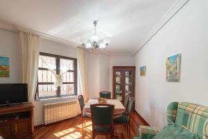 a living room with a table and a window at El Jardín de Fray Diego in Zamora