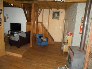 - un salon avec un canapé et une télévision dans l'établissement GRANDE MAISON FAMILIALE, à Escouloubre