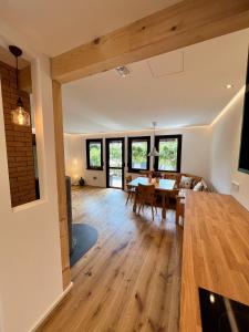 een woonkamer met houten vloeren en een eetkamer bij Ferienhaus Fuchseck in Bad Liebenzell