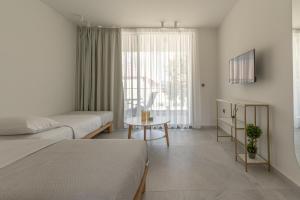 una camera d'albergo con due letti e un tavolo di MERA APARTMENTS a Stavros