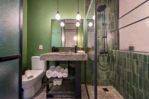 een badkamer met een wastafel, een douche en een toilet bij Hidesign Athens The Getaway Apartments in Athene