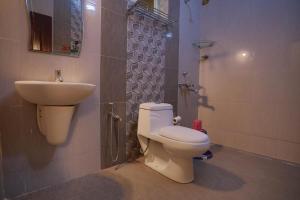 La salle de bains est pourvue de toilettes et d'un lavabo. dans l'établissement Green Valley Vista, à Munnar