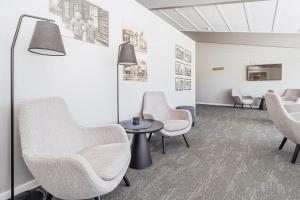 a waiting room with chairs and a table at Frich's Hotell og Spiseri Alvdal in Alvdal