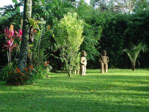 two statues standing in the grass in a yard at Quinta Don Fernando in La Garita