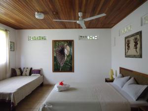 a bedroom with two beds and a ceiling fan at Quinta Don Fernando in La Garita