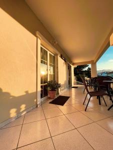 patio z krzesłami i stołami w budynku w obiekcie Philoxenia Inn w mieście Limenas