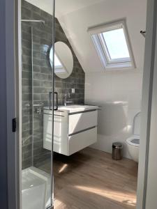 a bathroom with a sink and a shower at Vakantiehuis aan het water in Indijk