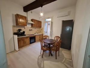 Kuchyňa alebo kuchynka v ubytovaní Charming authentic apartment in central location