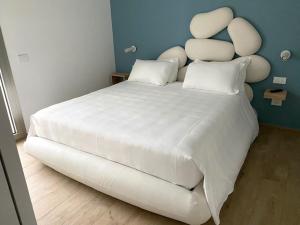 YOUMAMI Suite Hotel Wellness&Spa客房内的一张或多张床位