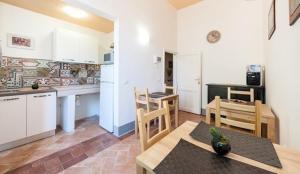 una cucina e una sala da pranzo con tavolo e sedie di Guest House L'Aranceto a Firenze