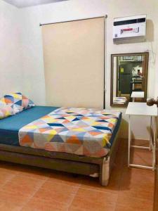 una camera con un letto di Dreamy 2BR condo, with a golf course view a Cebu City