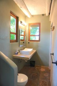 uma casa de banho com um lavatório e um WC em Venao Surf Lodge em Playa Venao