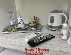 ナポリにあるNapoli House Dreamのカウンター(リモコン、コーヒーメーカー付)